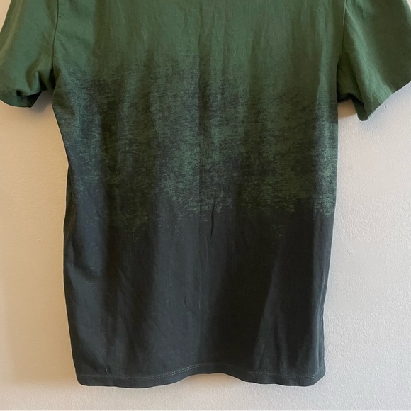 GUESS Green & Black Ombré Graphic V-Neck Cotton Tee - Size Small - Picture 11 of 11